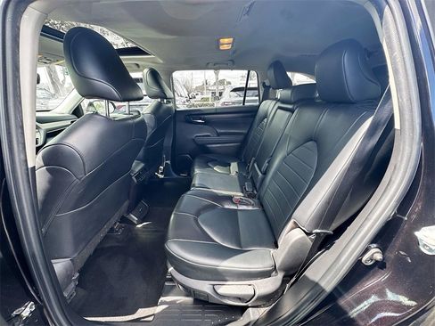 Used 2022 Toyota Highlander XLE image 24