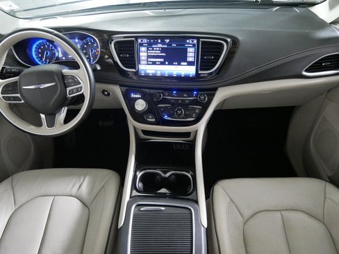 Used 2021 Chrysler Pacifica Limited AWD/4WD image 10