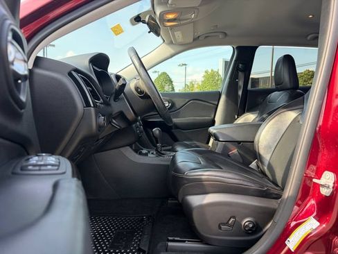 Used 2019 Jeep Cherokee Latitude Plus AWD/4WD image 17