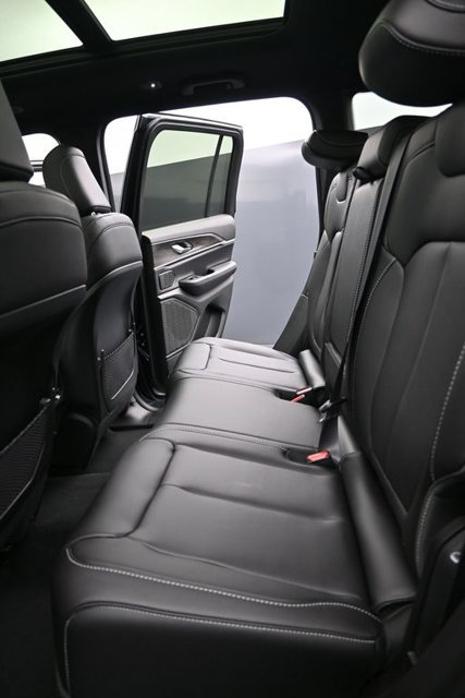 New 2026 Jeep Grand Cherokee Limited w/ Limited Altitude Package AWD/4WD image 8