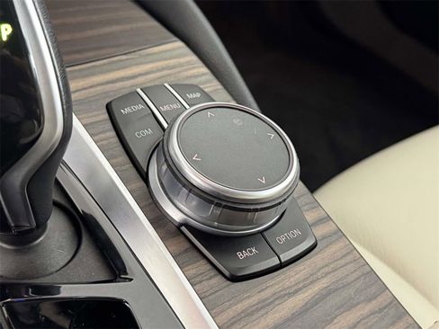 Used 2021 BMW 530e xDrive w/ Premium Package image 30