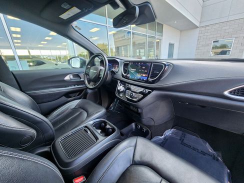 Used 2021 Chrysler Pacifica Touring-L w/ Premium & Safety Sphere Group FWD image 40