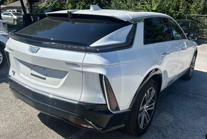Used 2024 Cadillac Lyriq Luxury AWD/4WD image 3