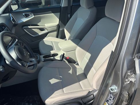 Used 2025 Kia Soul LX w/ LX Technology Package image 34