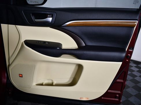 Used 2017 Toyota Highlander Limited image 41