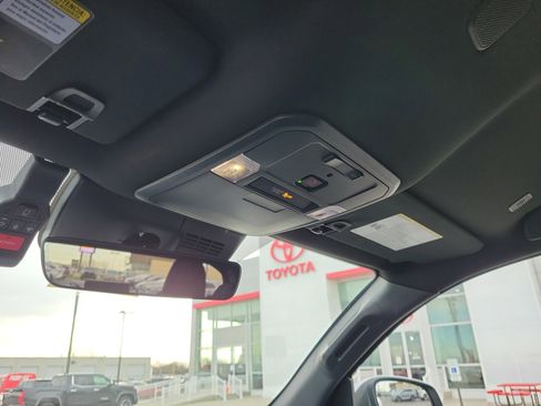 Used 2025 Toyota Tacoma TRD Off-Road image 30