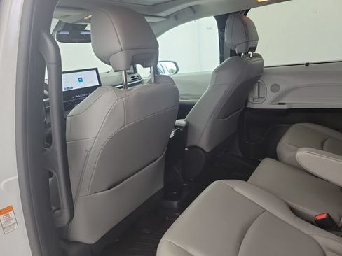 Used 2025 Toyota Sienna XLE FWD image 16