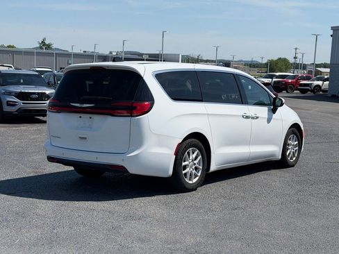 Used 2023 Chrysler Pacifica Touring-L FWD image 5