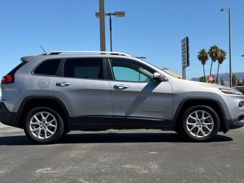 Used 2018 Jeep Cherokee Latitude FWD image 3