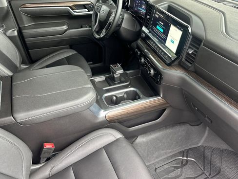 Used 2025 Chevrolet Silverado 1500 LT Trail Boss w/ LT Trail Boss Premium Package AWD/4WD image 16