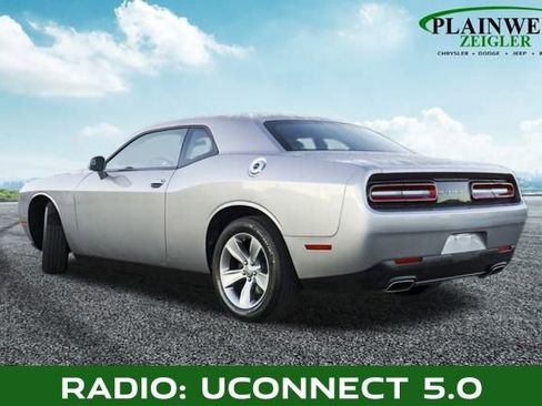 Used 2016 Dodge Challenger SXT image 2