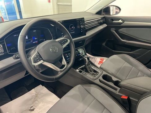 Used 2025 Volkswagen Jetta SE w/ Sunroof Package FWD image 13