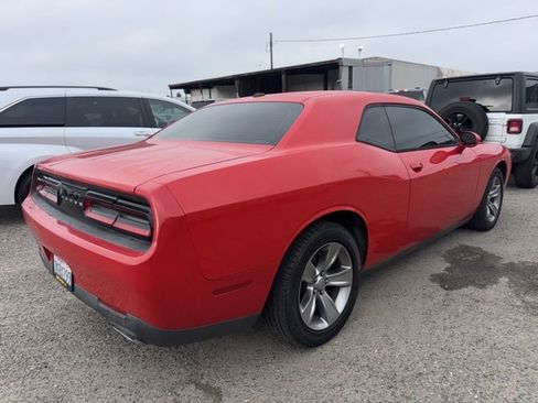 Used 2015 Dodge Challenger SXT image 5