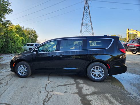 New 2026 Chrysler Pacifica Select FWD image 16