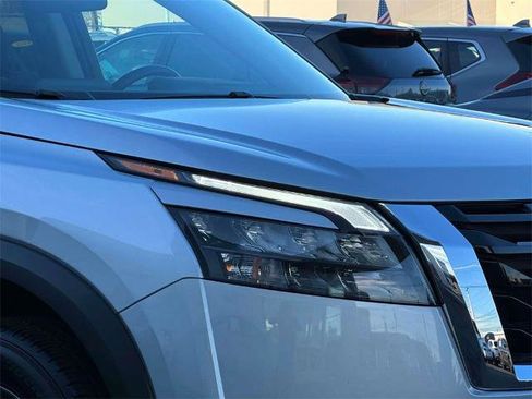 Certified 2024 Nissan Pathfinder SV image 8