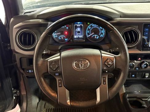 Used 2018 Toyota Tacoma TRD Off-Road AWD/4WD image 22