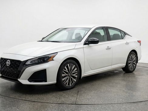 Used 2025 Nissan Altima 2.5 SV FWD image 3