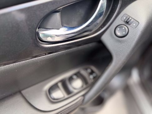 Used 2017 Nissan Rogue SV FWD image 10