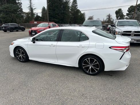 Used 2020 Toyota Camry SE image 4