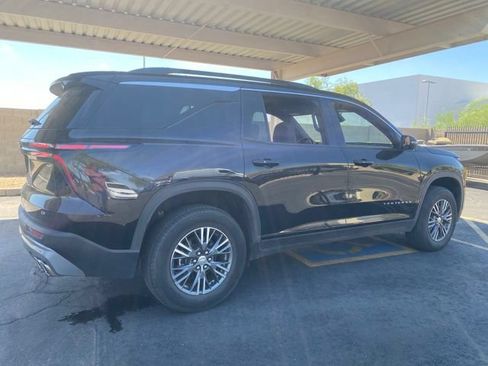 Used 2024 Chevrolet Traverse LT FWD image 3