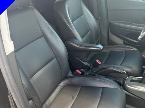 Used 2021 Chevrolet Trax LT w/ Premium Seat Package AWD/4WD image 29