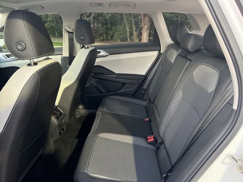 Certified 2025 Volkswagen Taos SE image 30