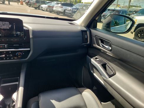 Used 2024 Nissan Pathfinder SL w/ Black Appearance Package FWD image 12