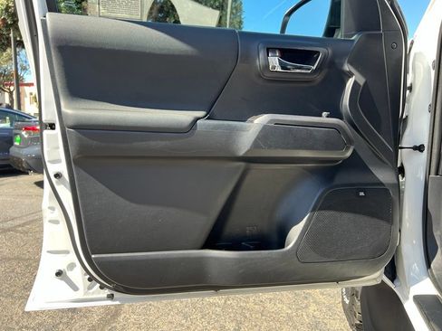 Certified 2018 Toyota Tacoma TRD Off-Road AWD/4WD image 39
