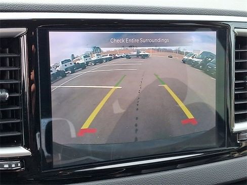 Used 2024 Chrysler Pacifica Touring-L image 17