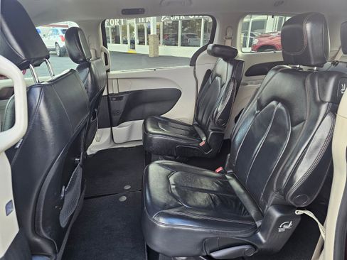 Used 2017 Chrysler Pacifica Touring-L image 10