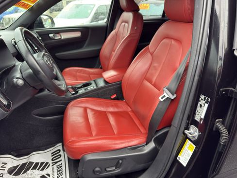 Used 2019 Volvo XC40 T5 Momentum image 10