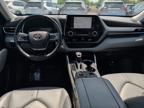 Used 2021 Toyota Highlander XLE AWD/4WD image 13
