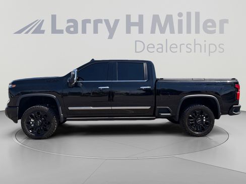 Used 2025 Chevrolet Silverado 2500 High Country w/ High Country Premium Package AWD/4WD image 3