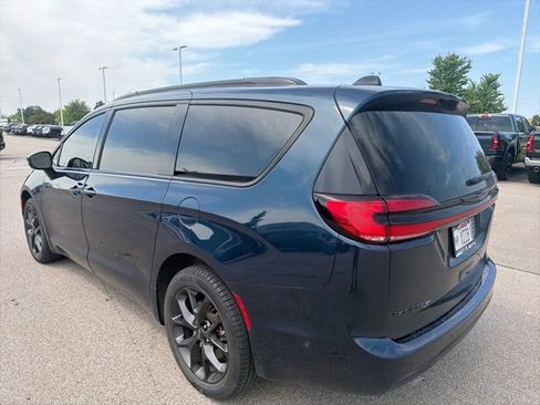 Used 2023 Chrysler Pacifica Touring-L w/ S Appearance Package AWD/4WD image 4