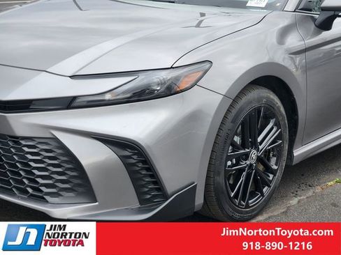 Used 2025 Toyota Camry SE image 11