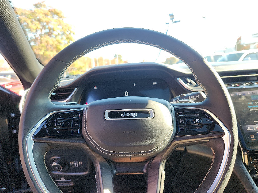 Used 2023 Jeep Grand Cherokee Overland w/ Luxury Tech Group IV AWD/4WD image 20