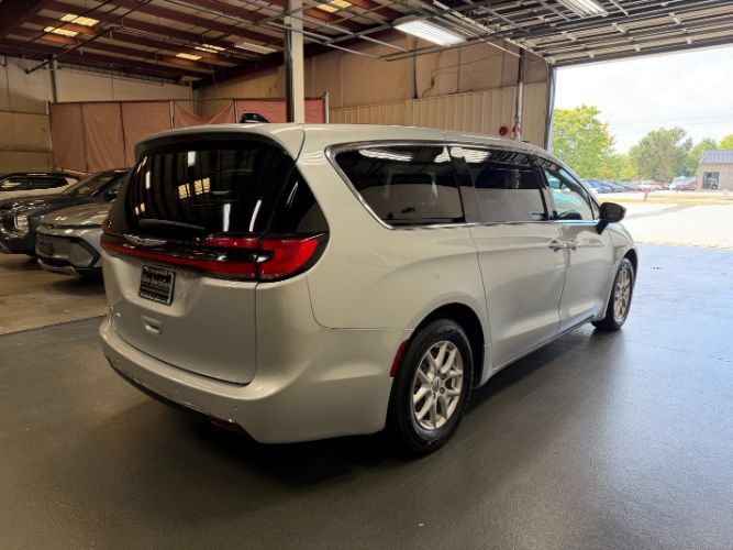 Used 2024 Chrysler Pacifica Touring-L FWD image 5
