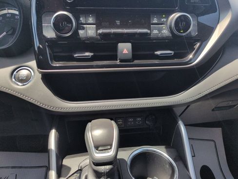 Used 2023 Toyota Highlander LE AWD/4WD image 18