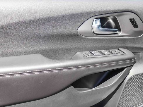 New 2027 Chrysler Pacifica Select FWD image 23