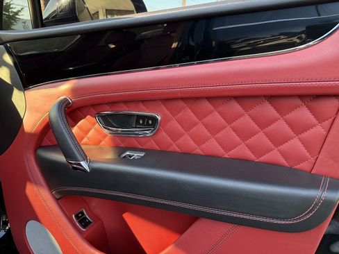 Used 2017 Bentley Bentayga AWD/4WD image 29