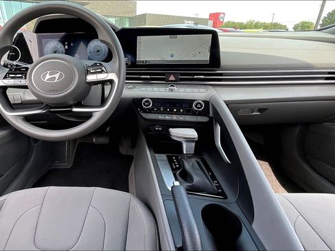 Used 2024 Hyundai Elantra SEL image 12
