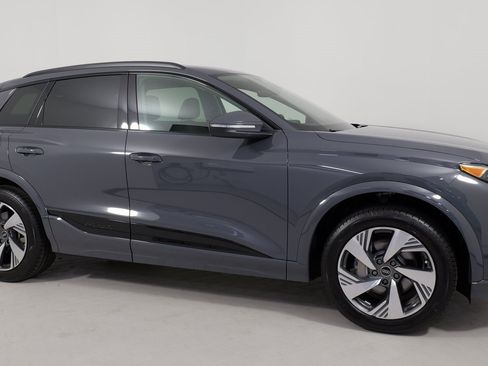 Used 2025 Audi Q6 e-tron Premium image 11