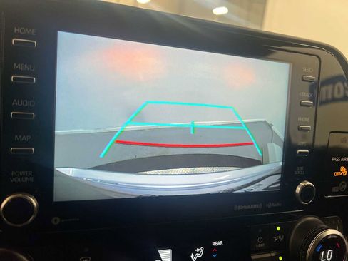 Used 2020 Toyota Highlander XLE image 26