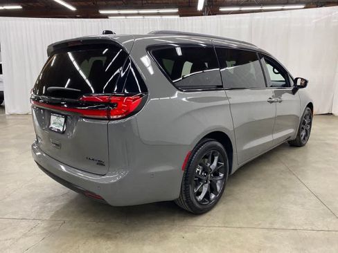 Used 2025 Chrysler Pacifica Limited w/ Uconnect Theater Family Group AWD/4WD image 6