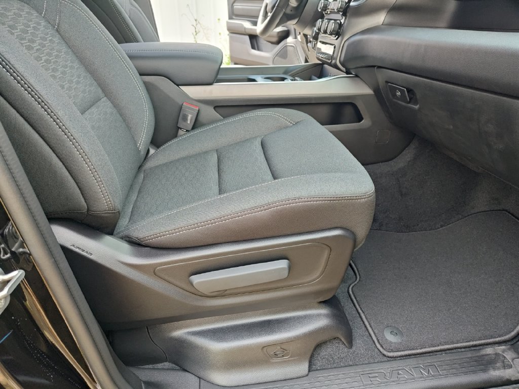 Used 2026 RAM 1500 Express AWD/4WD image 31