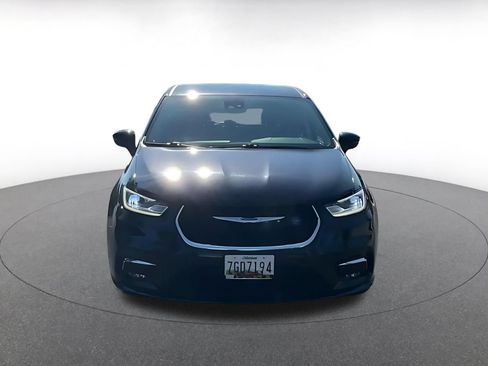 Used 2024 Chrysler Pacifica Touring-L FWD image 4