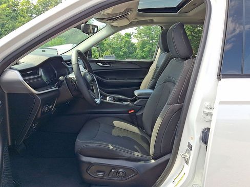 Used 2023 Jeep Grand Cherokee Laredo w/ Luxury Tech Group I AWD/4WD image 17