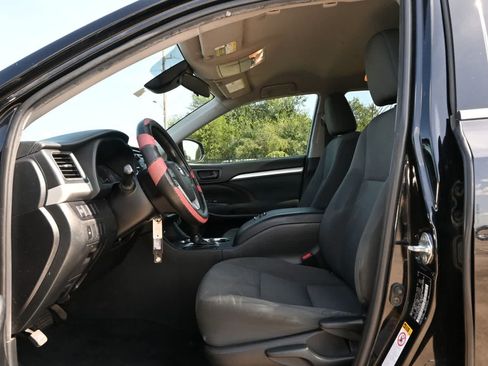Used 2019 Toyota Highlander LE FWD image 15