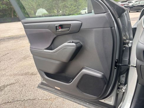 Used 2025 Toyota Highlander LE FWD image 18