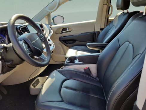Used 2024 Chrysler Pacifica Touring-L w/ Uconnect Theater Family Group FWD image 15